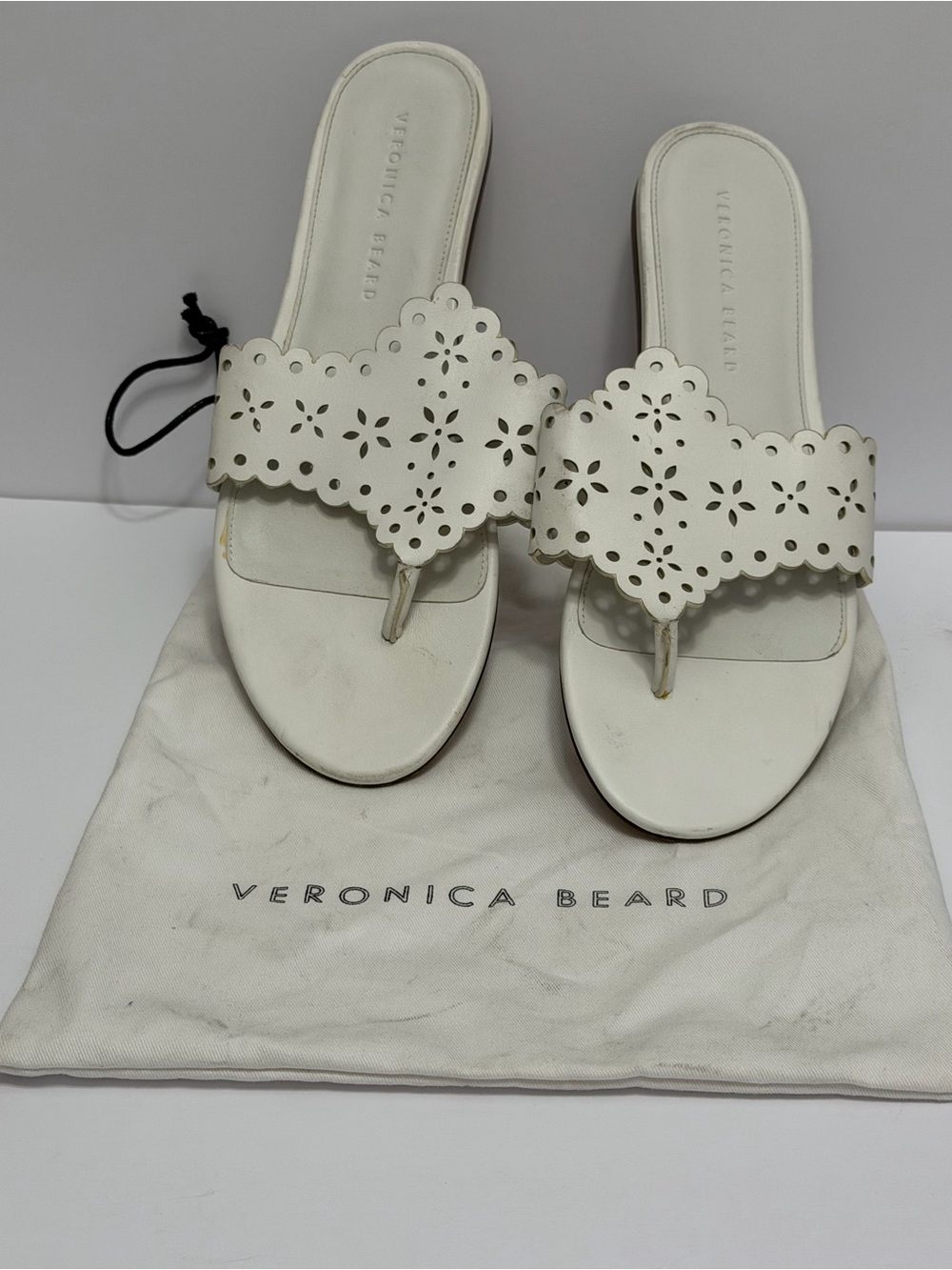 Veronica Beard Women's Sylvie White Laser Cut Thong Sandals Size 9.5 NEW